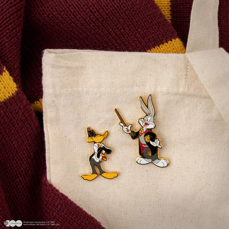 Conjunto 2 pins Bugs Bunny e Daffy Duck em Hogwarts