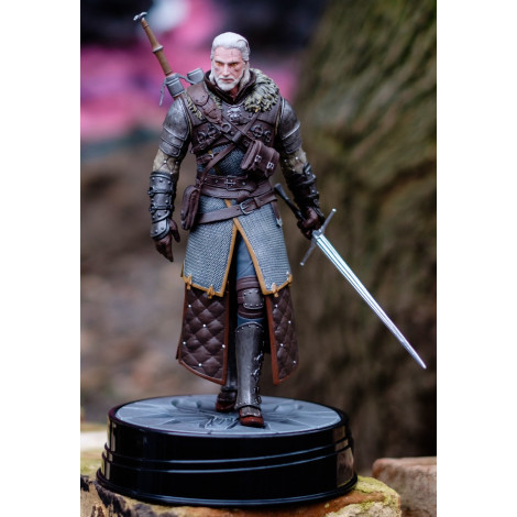 The Witcher Figura Armadura Osuna de Geralt de Rívia III