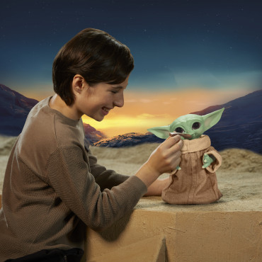 Baby Yoda Grogu animatronic eater El Mandalorian