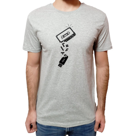 Camiseta cassete y USB gris