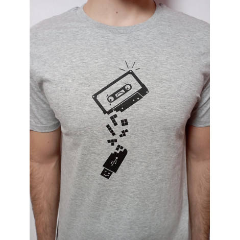 Camiseta cassete y USB gris