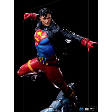 Figura do Superboy da Dc Comics em escala artística