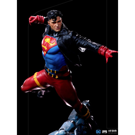 Figura do Superboy da Dc Comics em escala artística