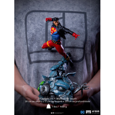 Figura do Superboy da Dc Comics em escala artística