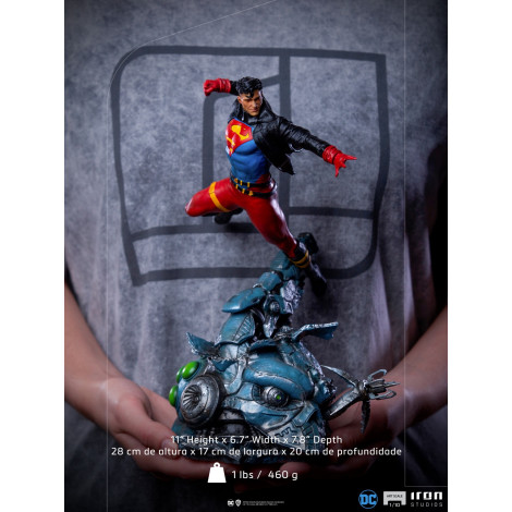 Figura do Superboy da Dc Comics em escala artística