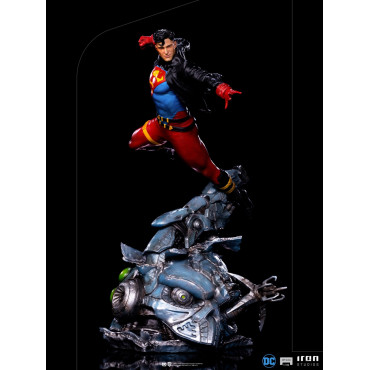 Figura do Superboy da Dc Comics em escala artística