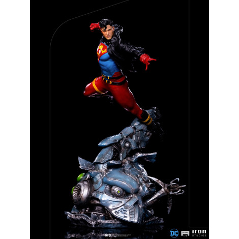 Figura do Superboy da Dc Comics em escala artística