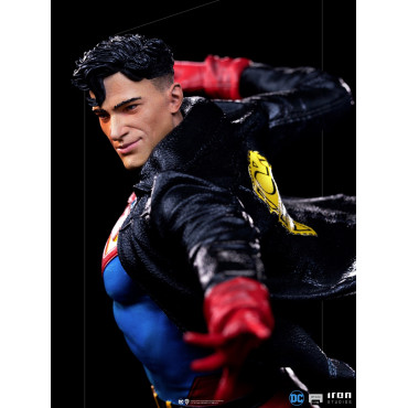 Figura do Superboy da Dc Comics em escala artística