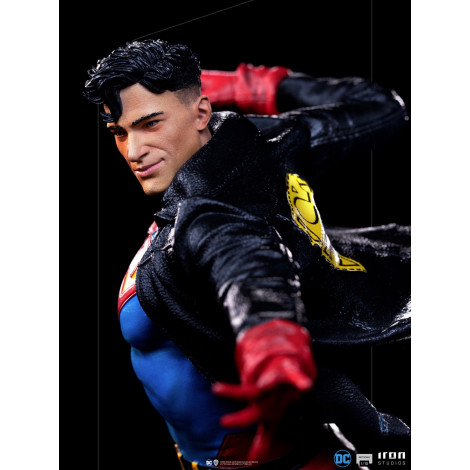 Figura do Superboy da Dc Comics em escala artística