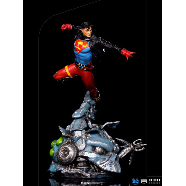 Figura do Superboy da Dc Comics em escala artística