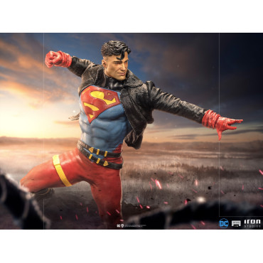 Figura do Superboy da Dc Comics em escala artística