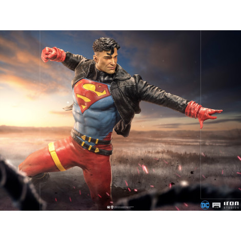 Figura do Superboy da Dc Comics em escala artística