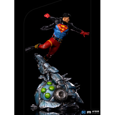 Figura do Superboy da Dc Comics em escala artística