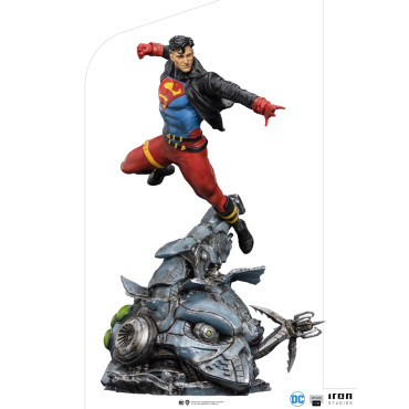 Figura do Superboy da Dc Comics em escala artística