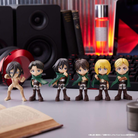 Attack on Titan Pack de 6 Figuras Attack on Titan 9 cm